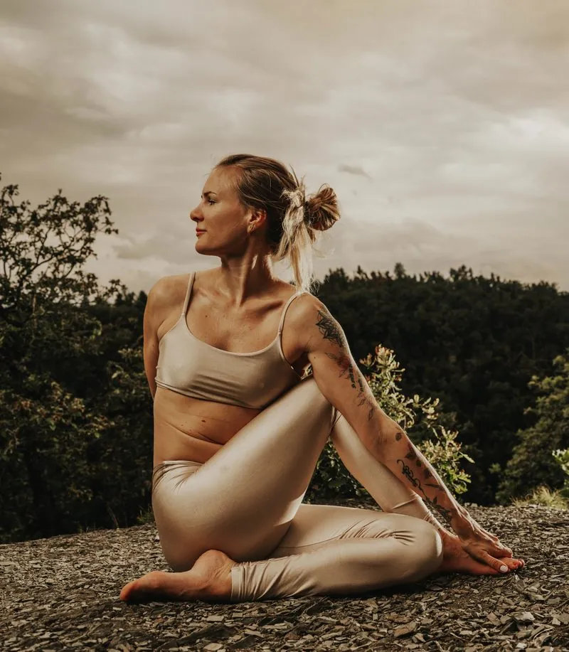 Sandra Laurencová v ashtanga józe v přírodě
